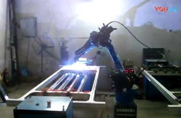 机器人货架翻转焊接视频